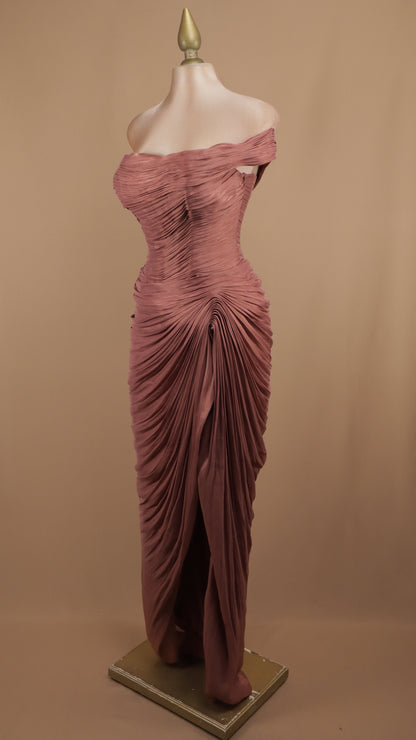 Vestido largo de un hombro con drapeado y destellos