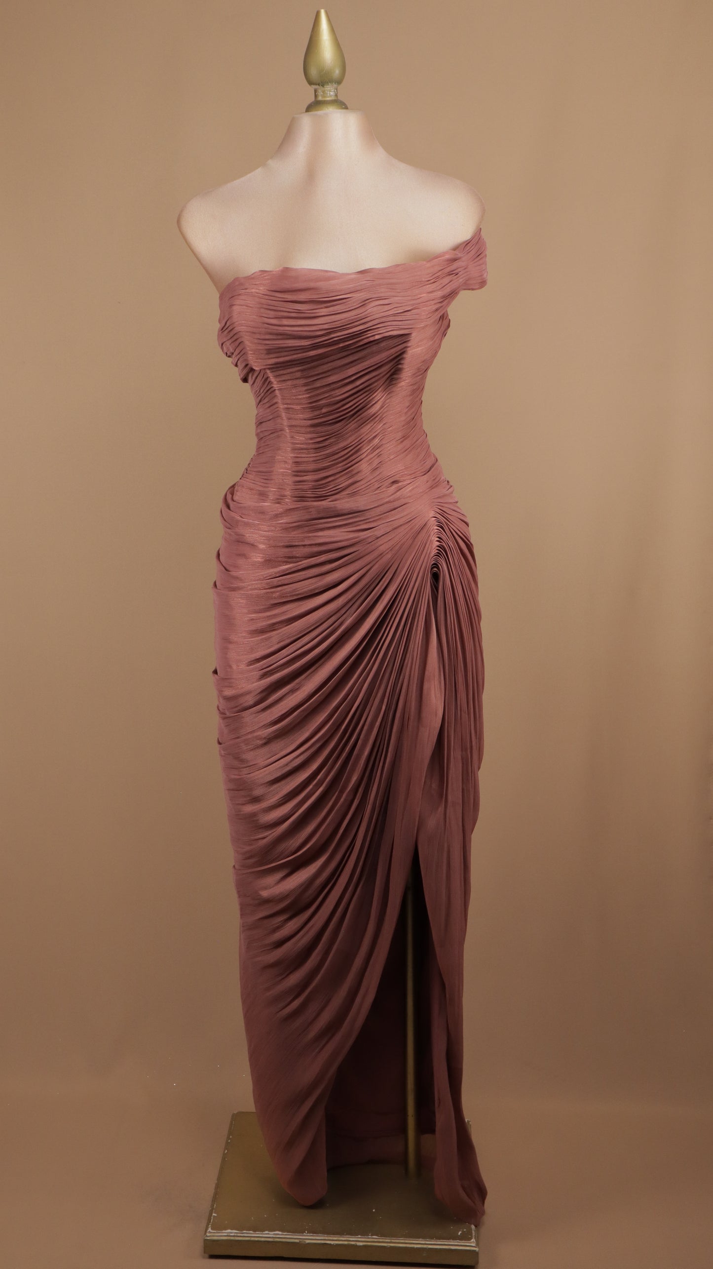 Vestido largo de un hombro con drapeado y destellos