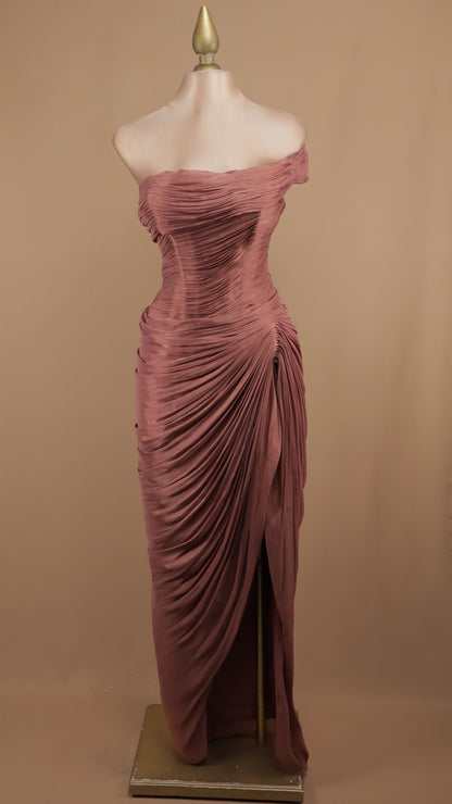 Vestido largo de un hombro con drapeado y destellos