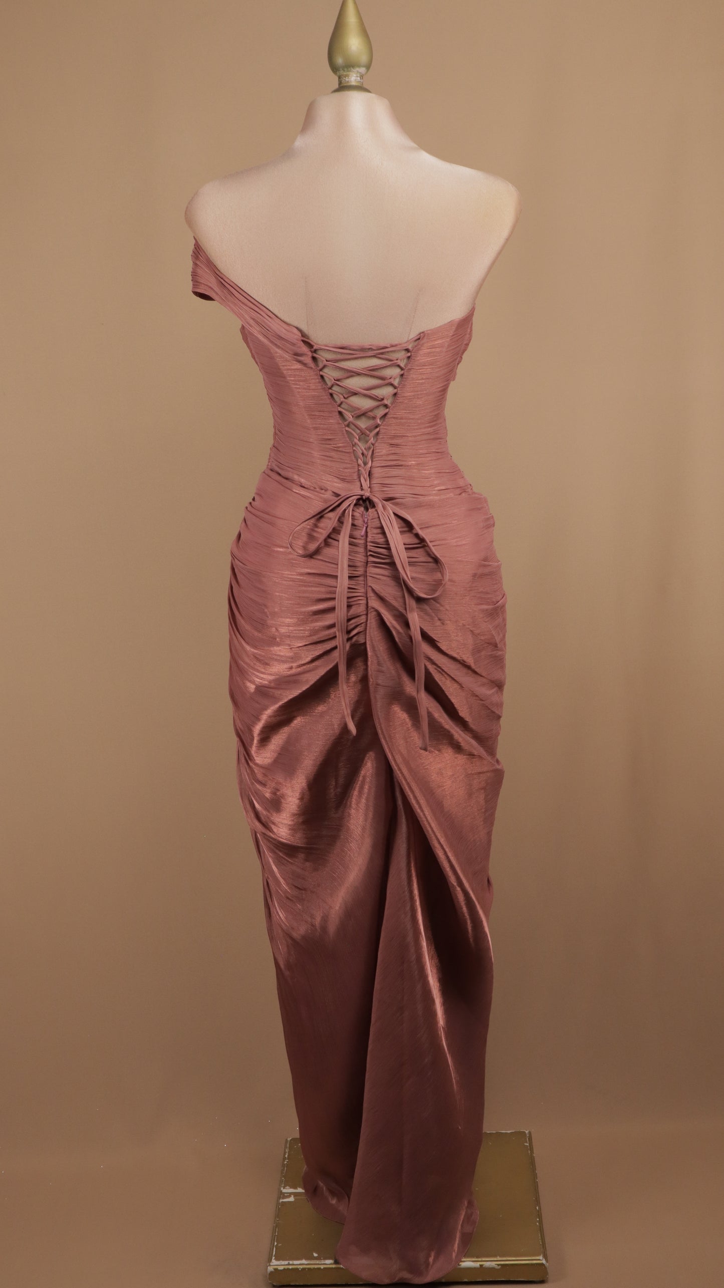 Vestido largo de un hombro con drapeado y destellos