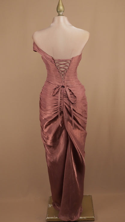 Vestido largo de un hombro con drapeado y destellos