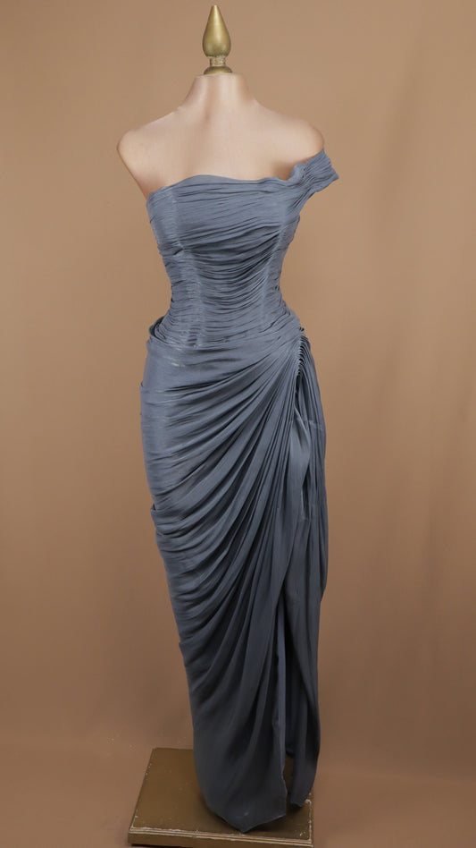 Vestido largo de un hombro con drapeado y destellos
