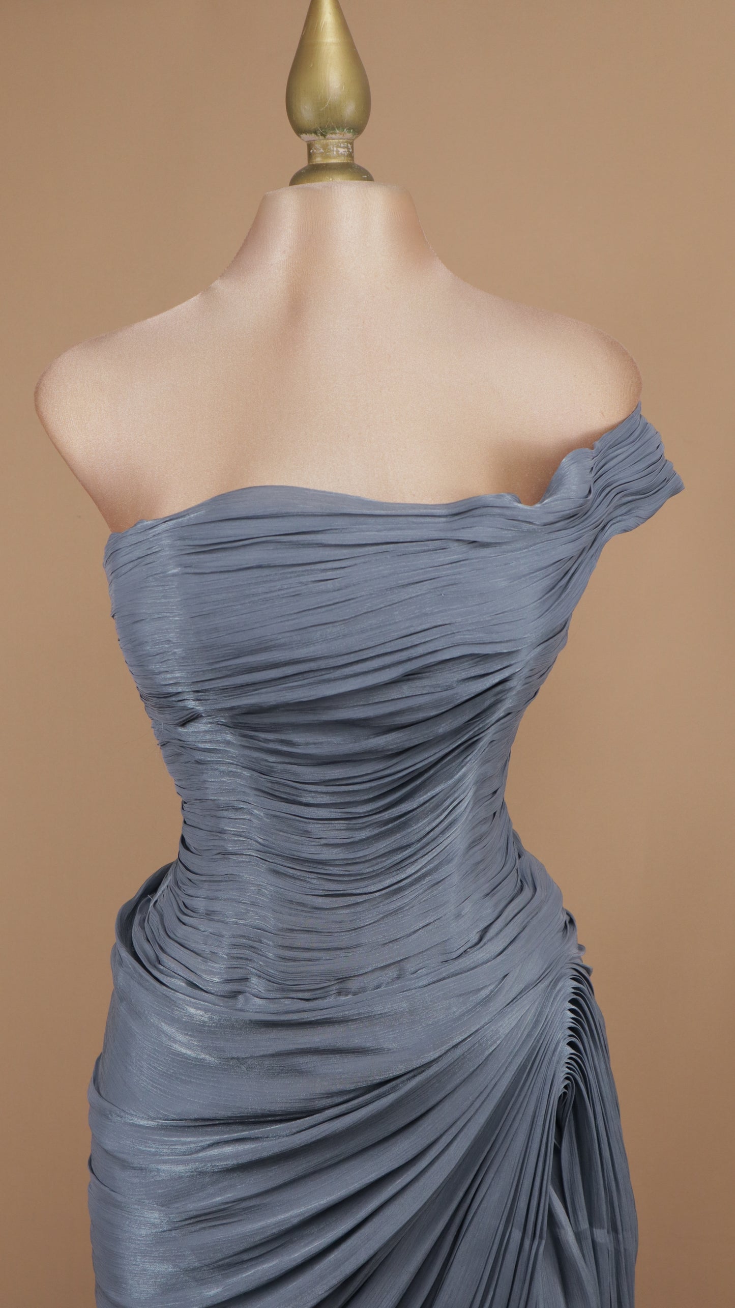 Vestido largo de un hombro con drapeado y destellos