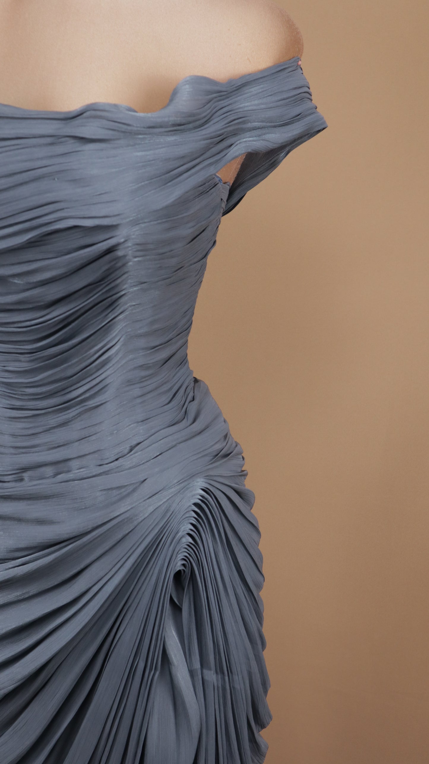 Vestido largo de un hombro con drapeado y destellos