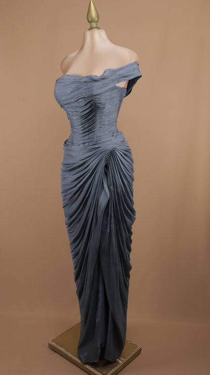 Vestido largo de un hombro con drapeado y destellos