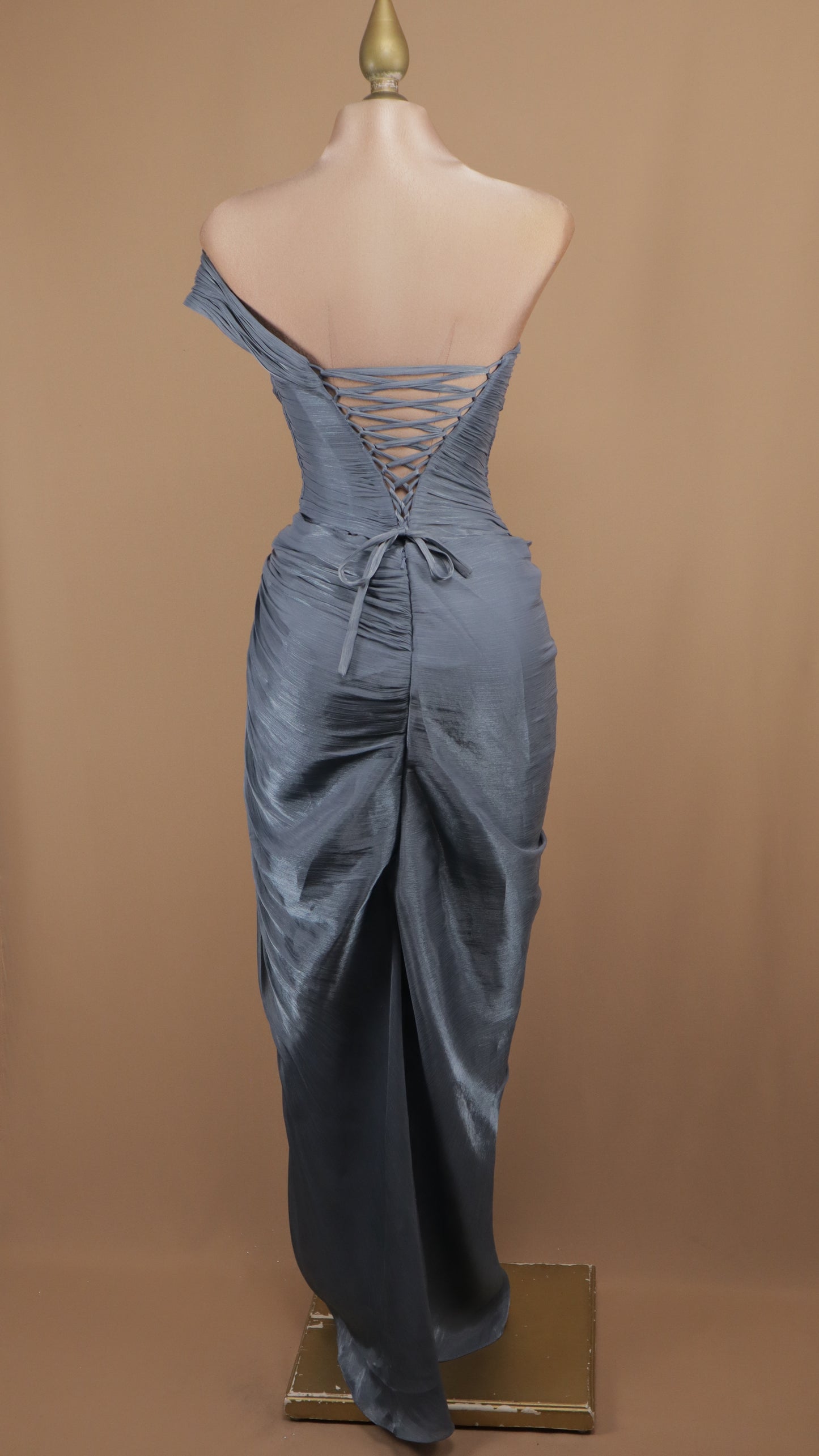 Vestido largo de un hombro con drapeado y destellos