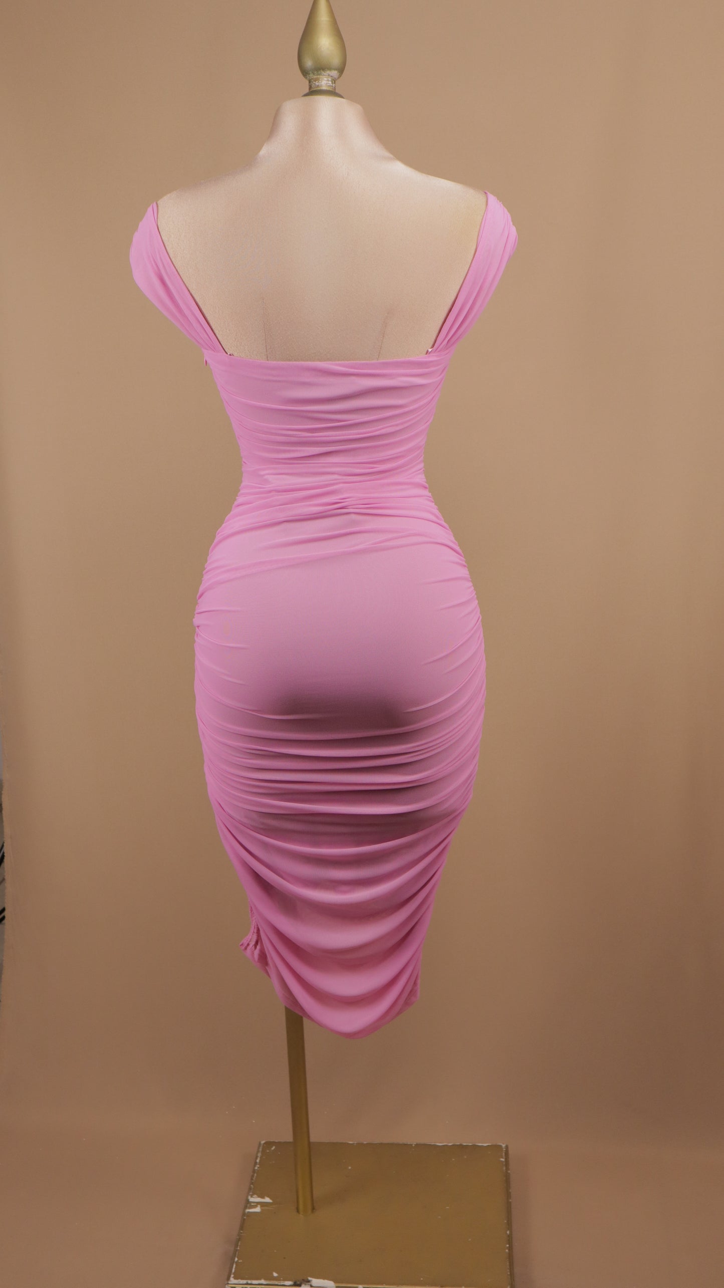 Vestido midi pegadito con abertura en pierna