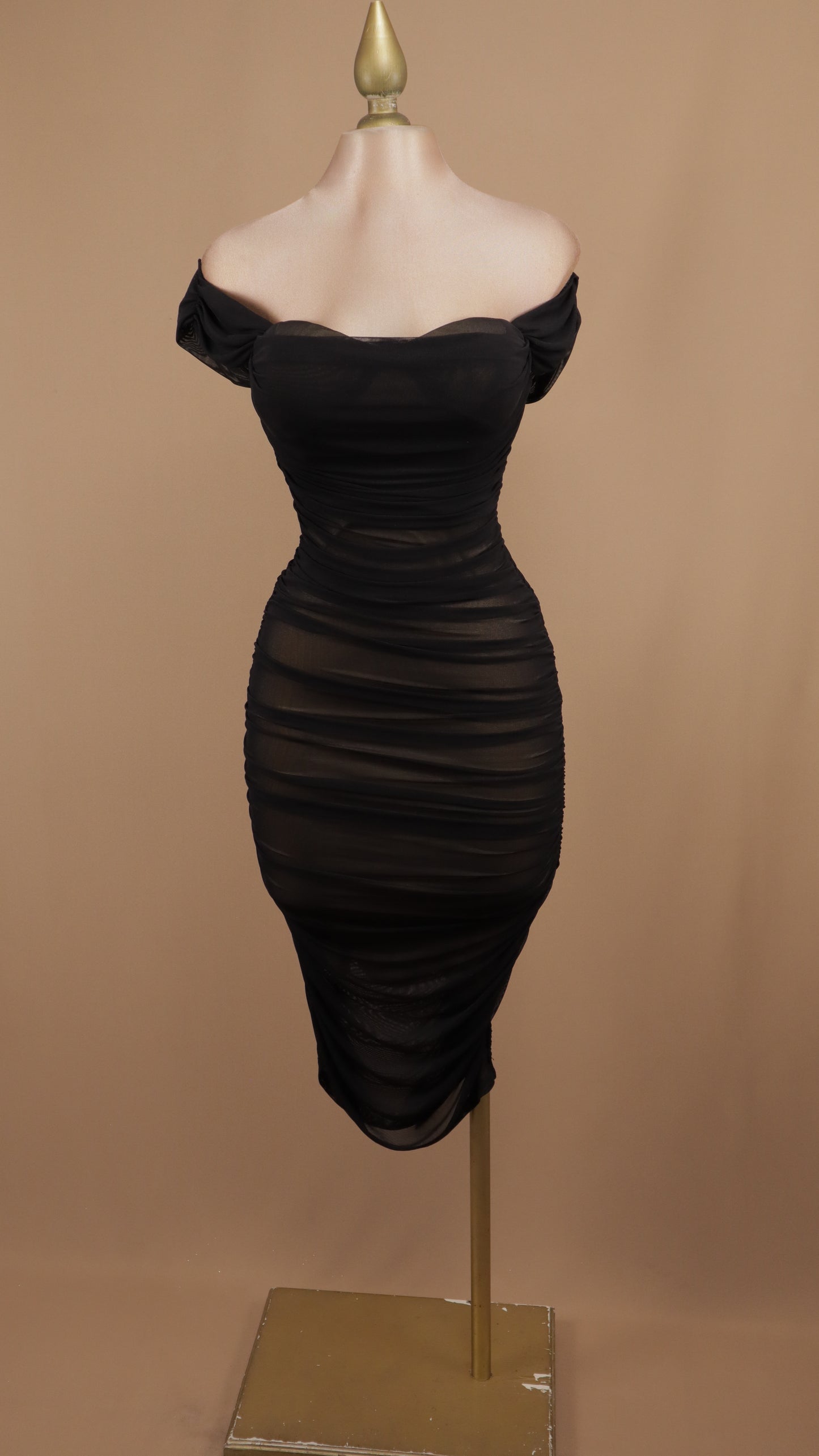 Vestido midi pegadito con abertura en pierna