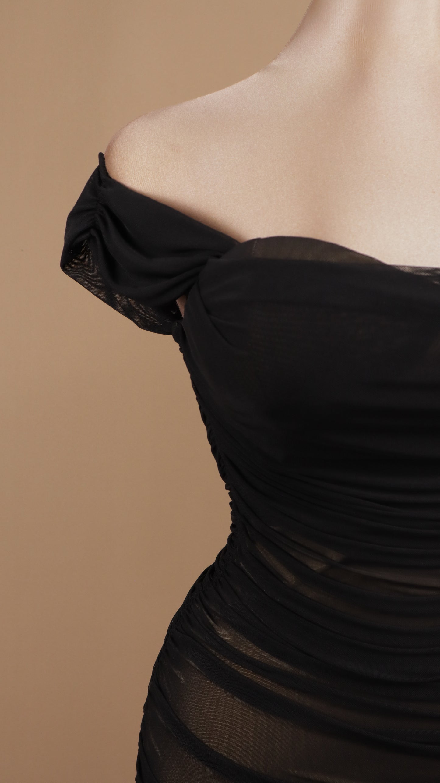 Vestido midi pegadito con abertura en pierna