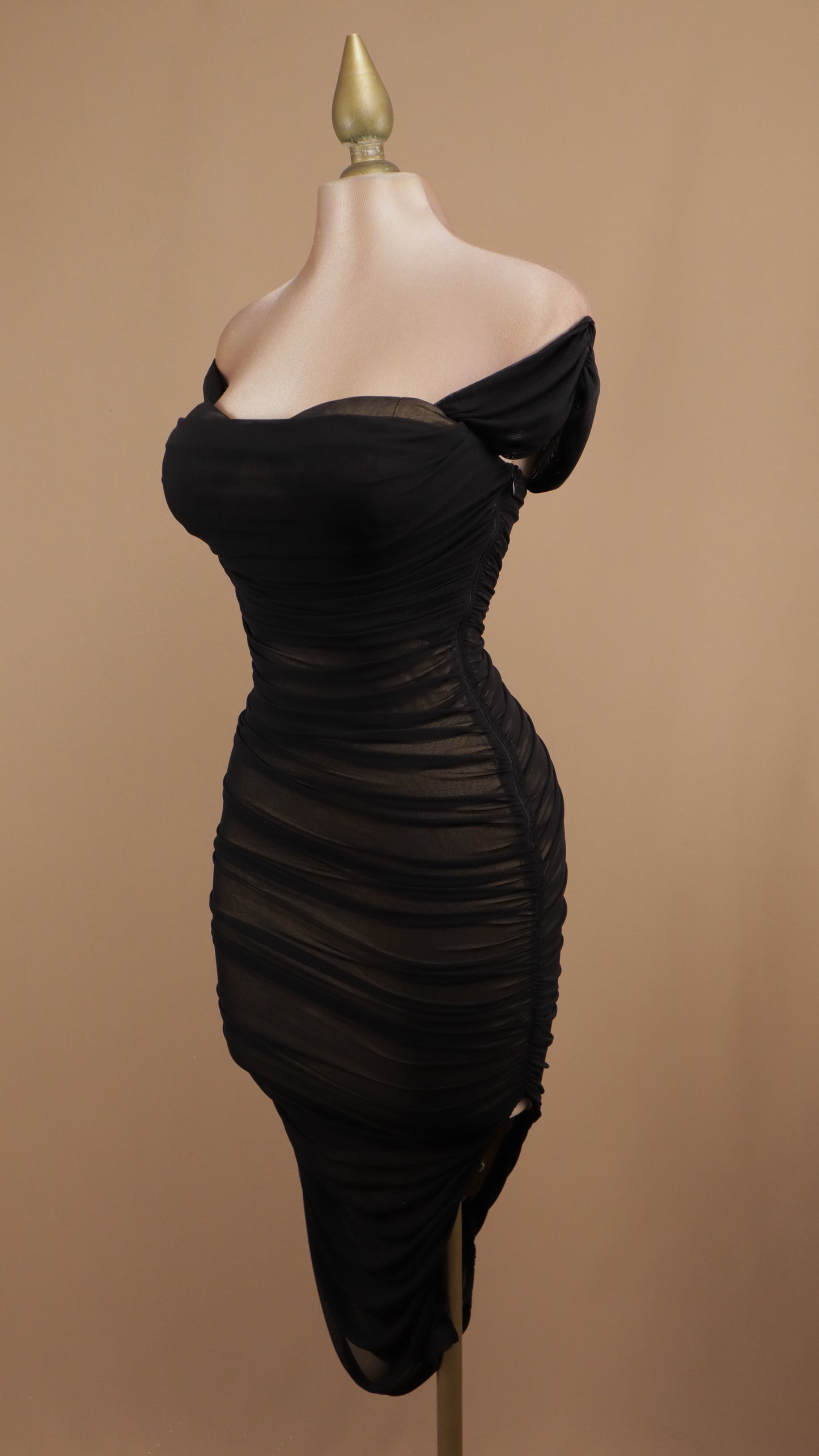 Vestido midi pegadito con abertura en pierna