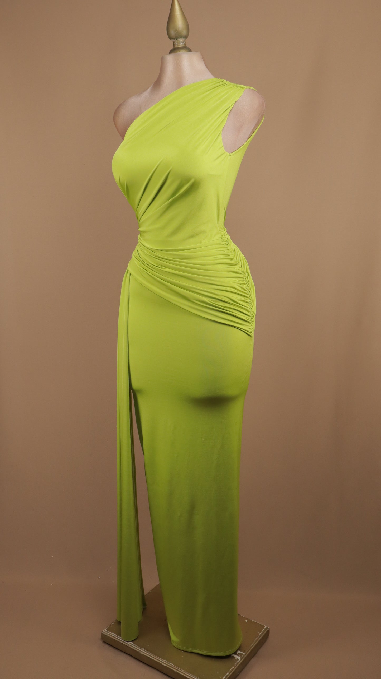 Vestido largo asimétrico de licra con estola