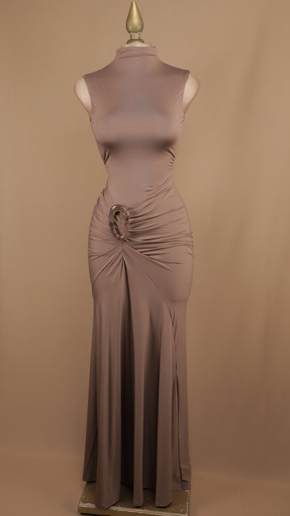 Vestido largo de licra cuello halter y escote en la espalda