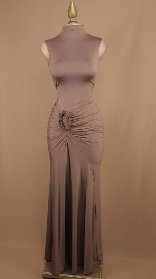 Vestido largo de licra cuello halter y escote en la espalda