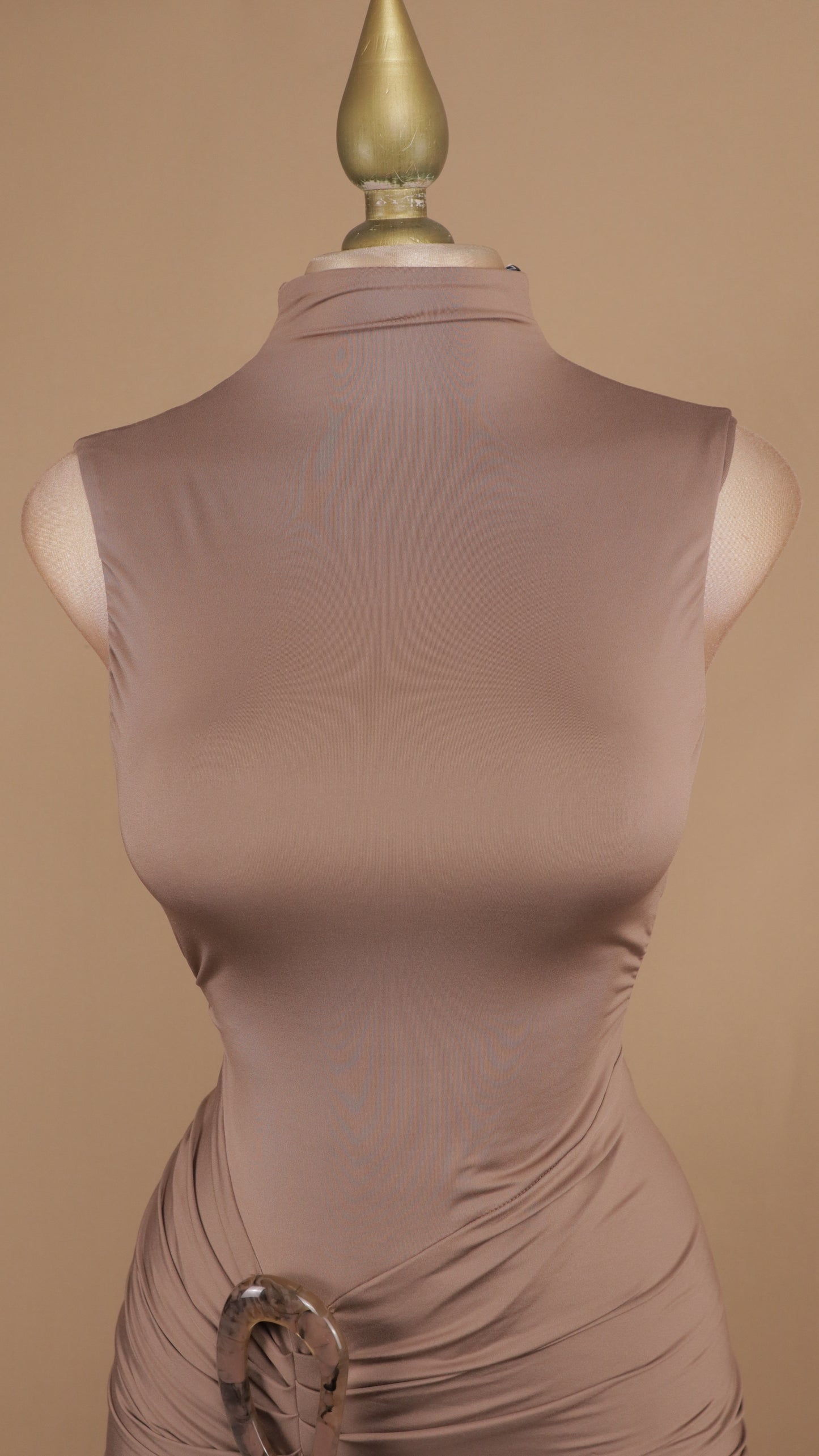 Vestido largo de licra cuello halter y escote en la espalda