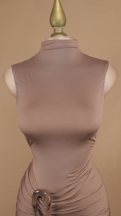 Vestido largo de licra cuello halter y escote en la espalda