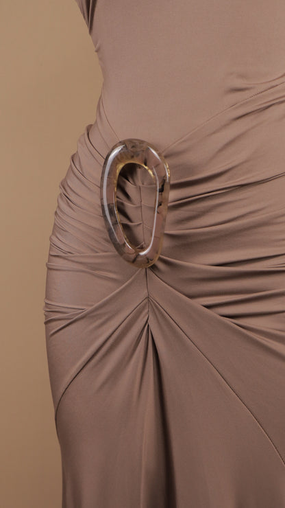 Vestido largo de licra cuello halter y escote en la espalda