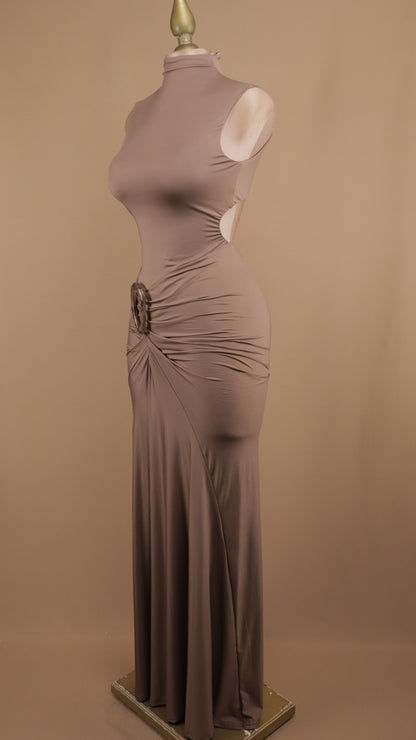 Vestido largo de licra cuello halter y escote en la espalda