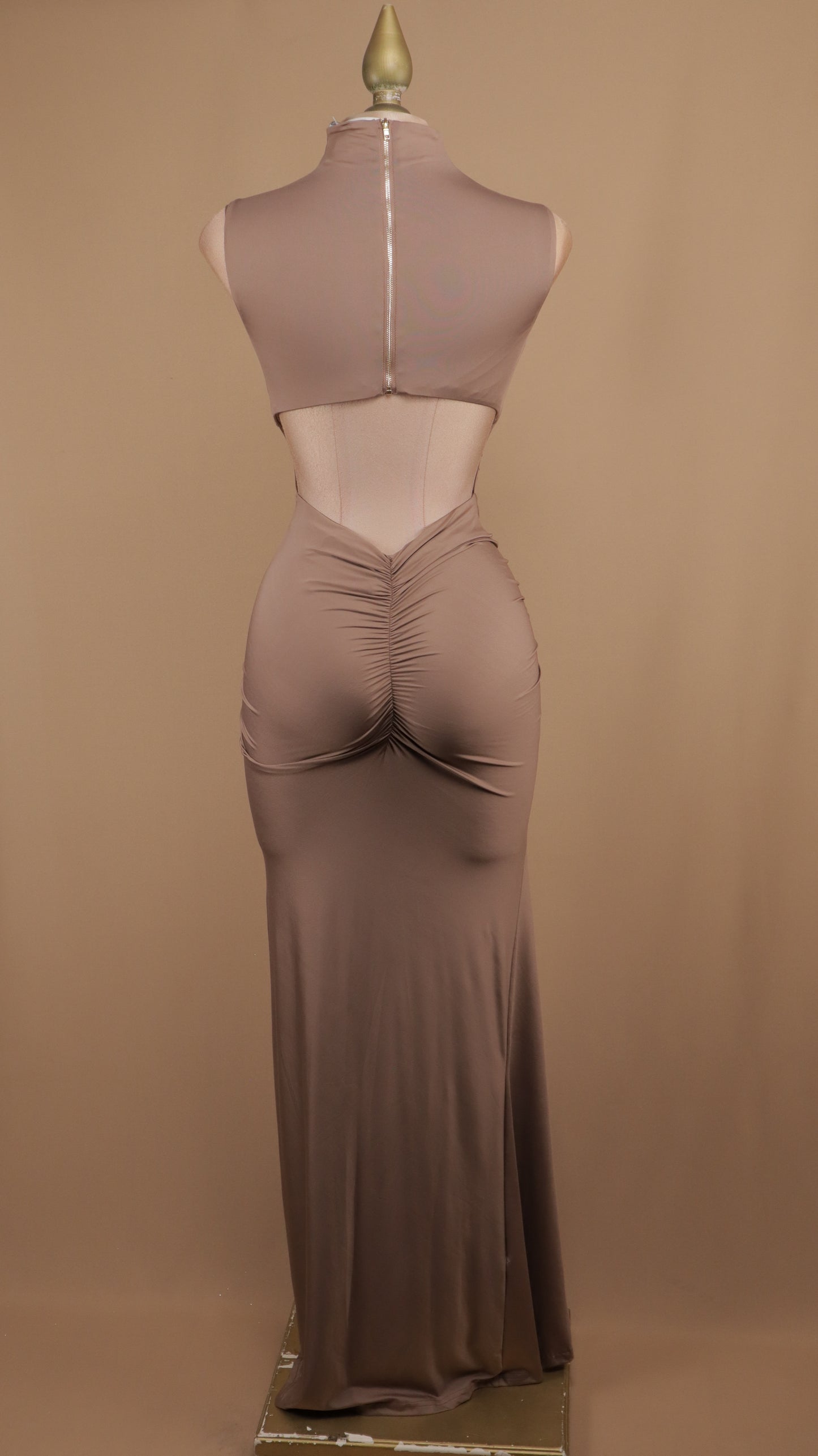 Vestido largo de licra cuello halter y escote en la espalda