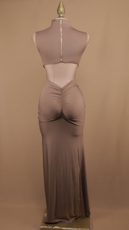 Vestido largo de licra cuello halter y escote en la espalda