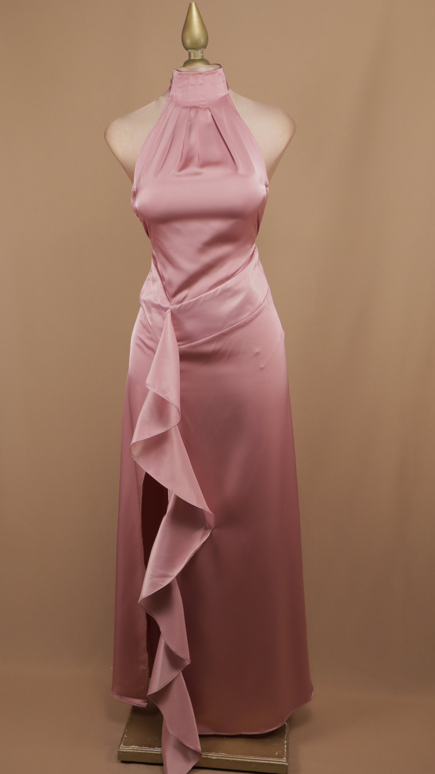 Vestido largo cuello halter con escote en la espalda y escarola