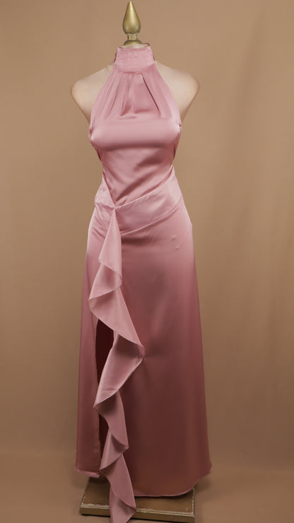 Vestido largo cuello halter con escote en la espalda y escarola