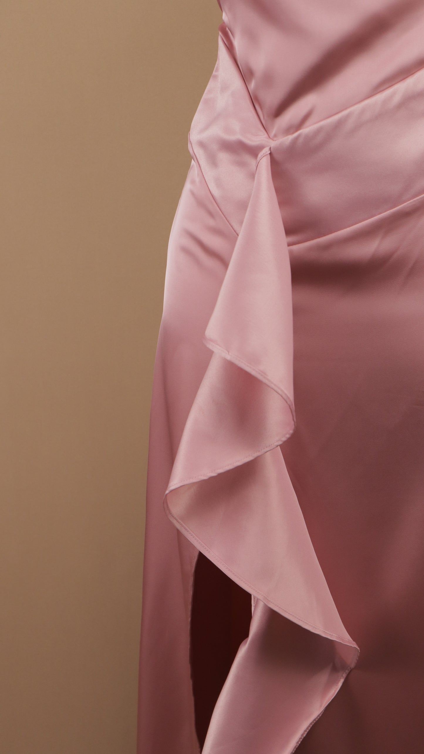 Vestido largo cuello halter con escote en la espalda y escarola