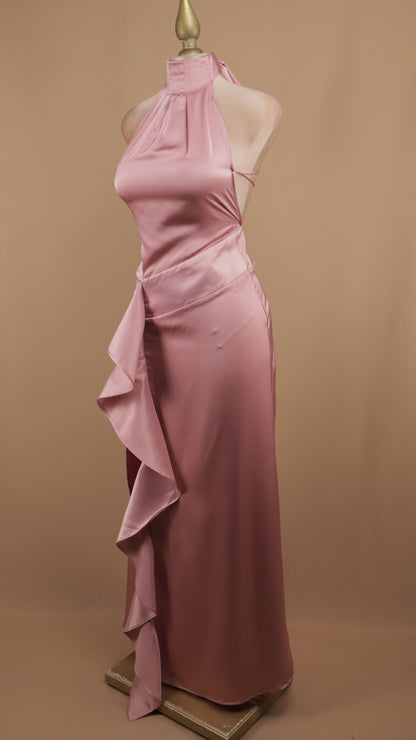 Vestido largo cuello halter con escote en la espalda y escarola