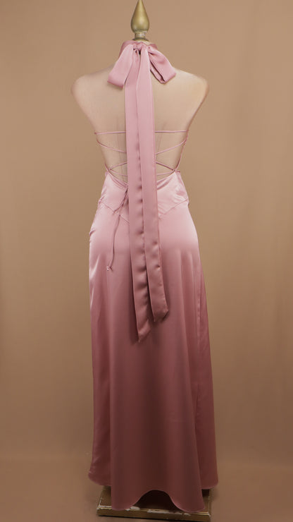 Vestido largo cuello halter con escote en la espalda y escarola