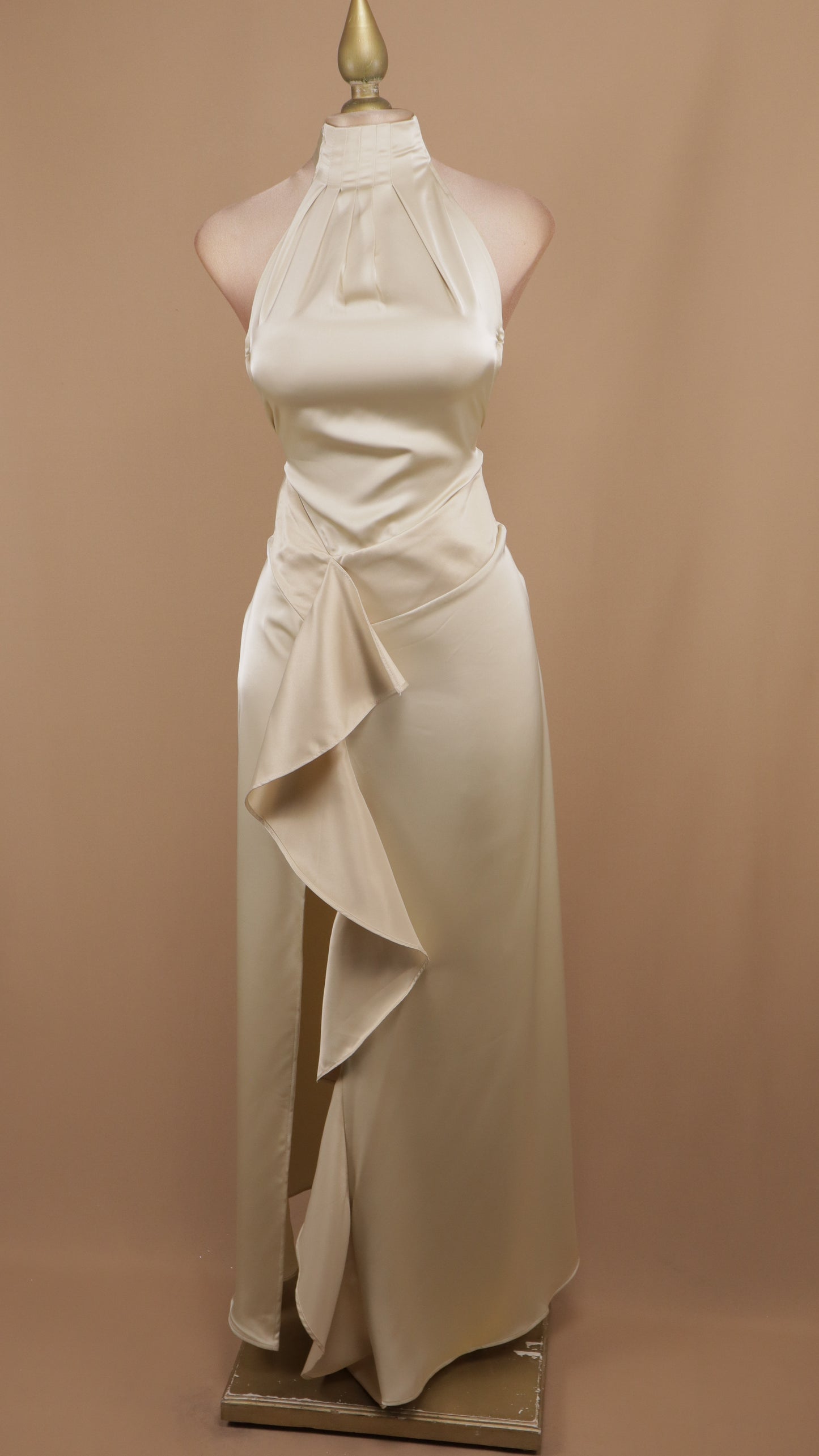 Vestido largo cuello halter con escote en la espalda y escarola