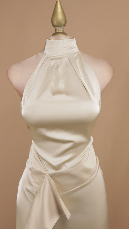 Vestido largo cuello halter con escote en la espalda y escarola