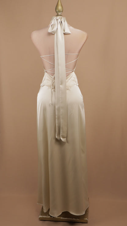 Vestido largo cuello halter con escote en la espalda y escarola