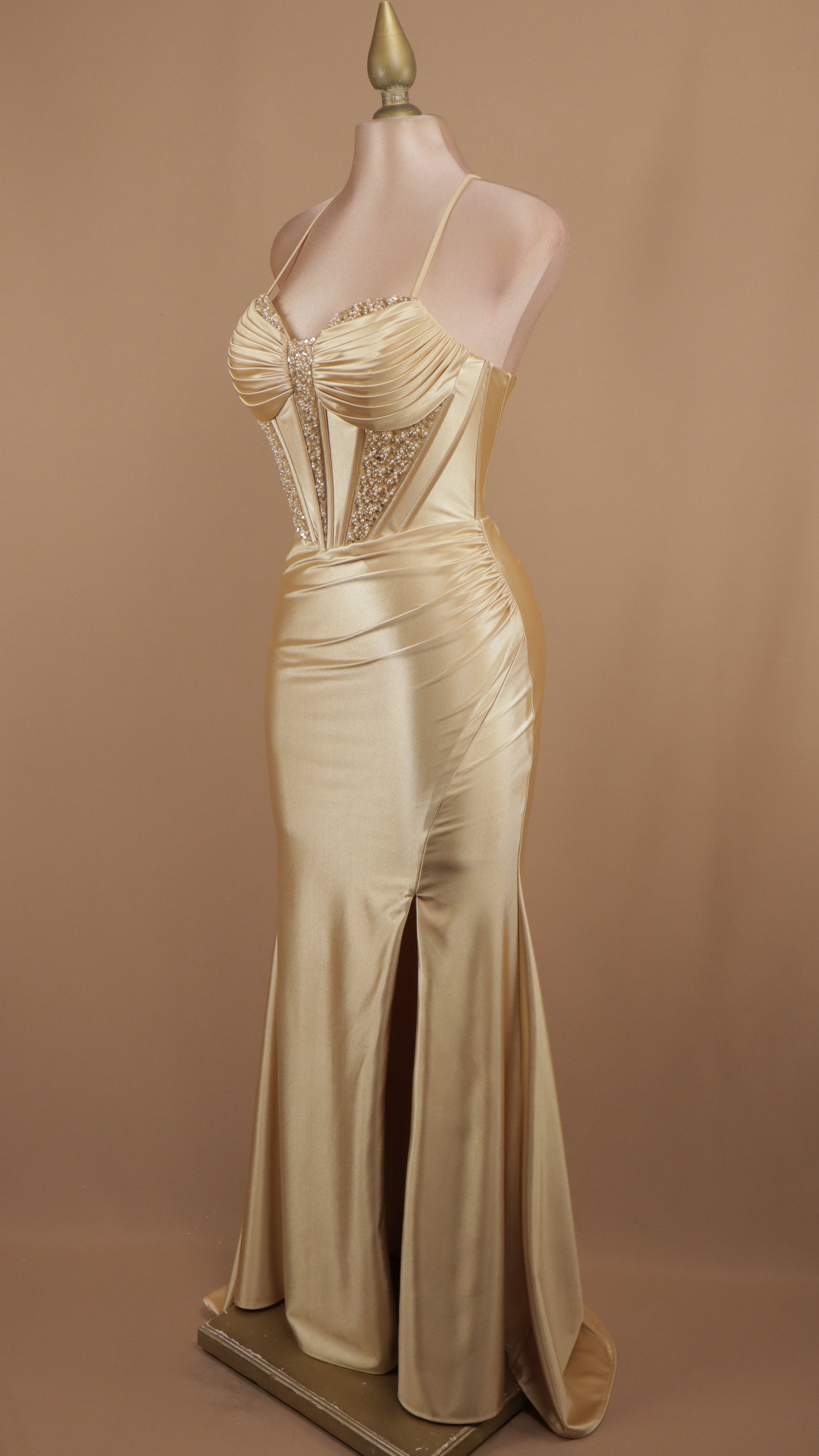 Vestido largo con corset y aplicación en busto