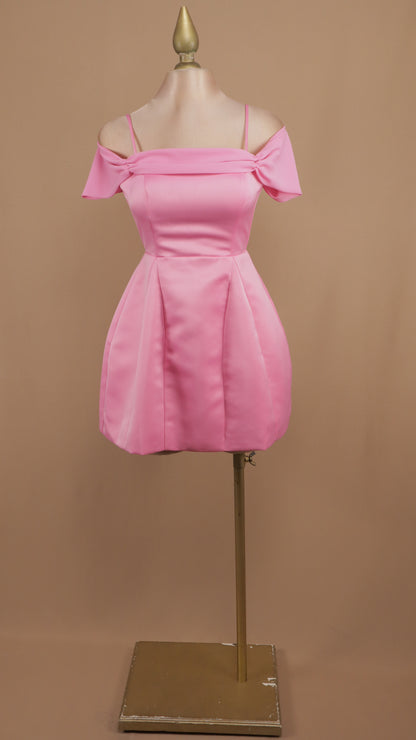 Vestido corto al hombro con falda en línea A