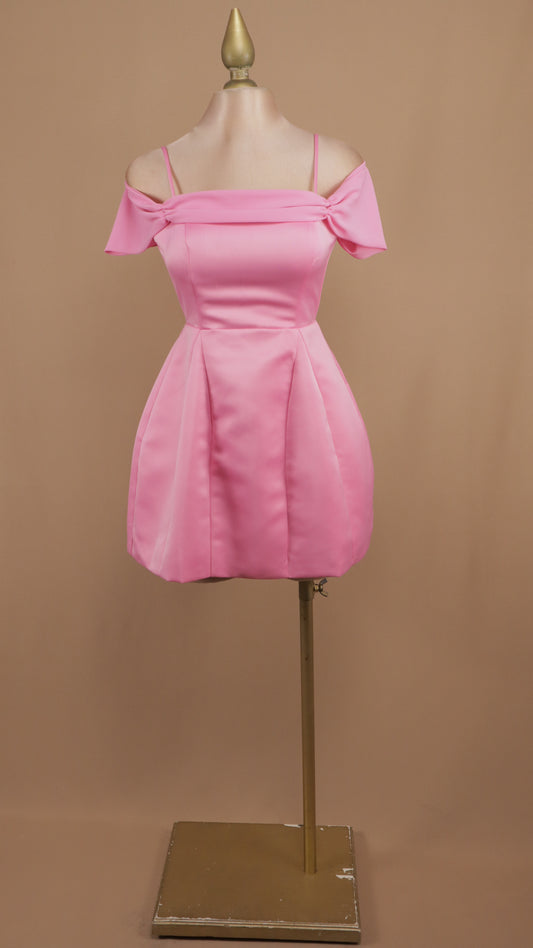 Vestido corto al hombro con falda en línea A