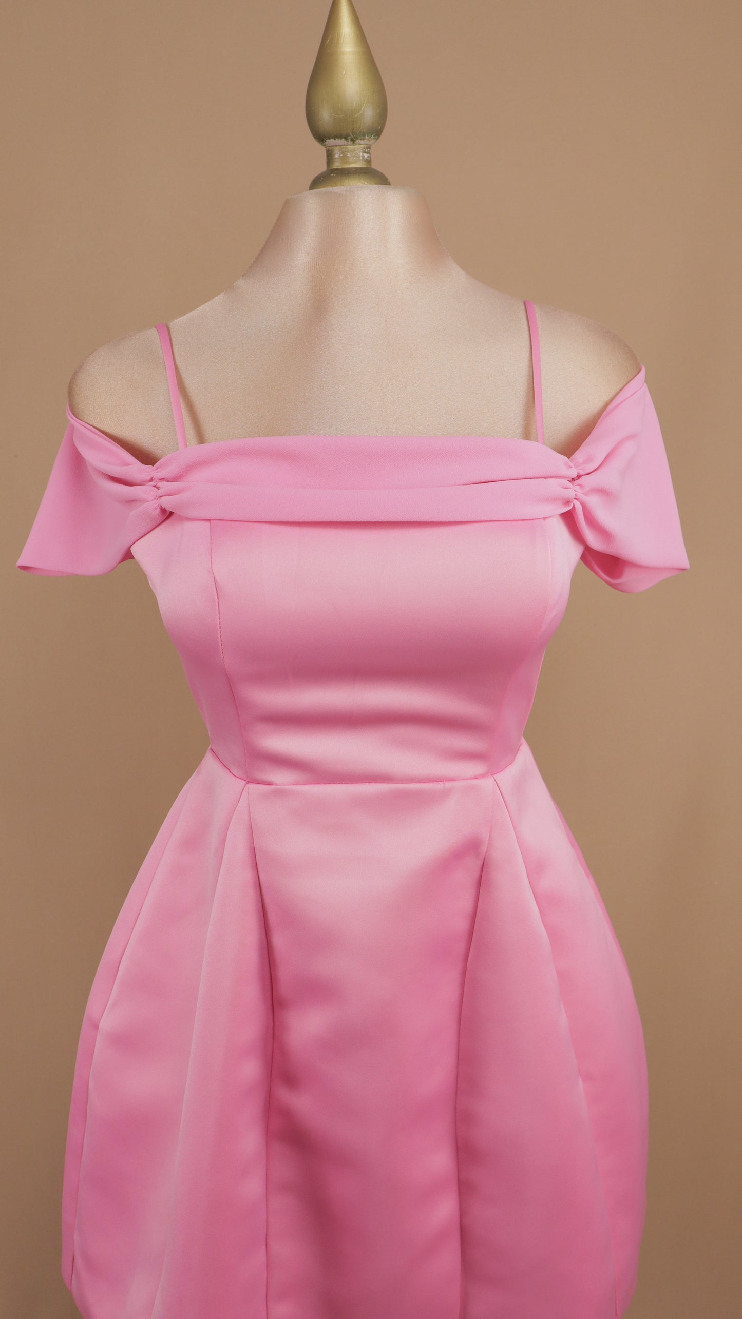 Vestido corto al hombro con falda en línea A