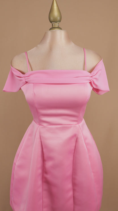 Vestido corto al hombro con falda en línea A