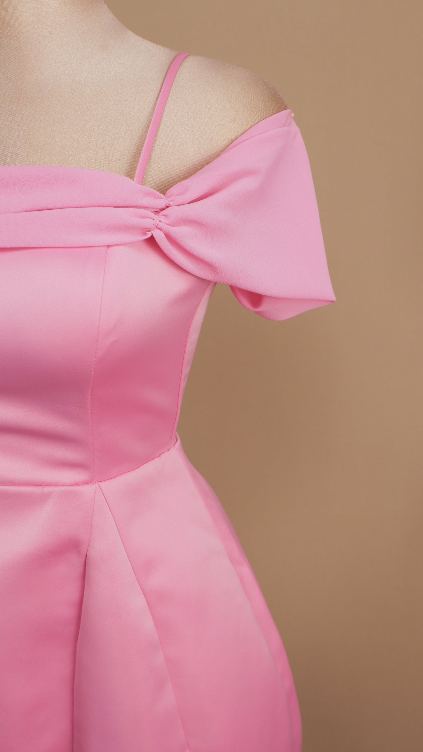 Vestido corto al hombro con falda en línea A