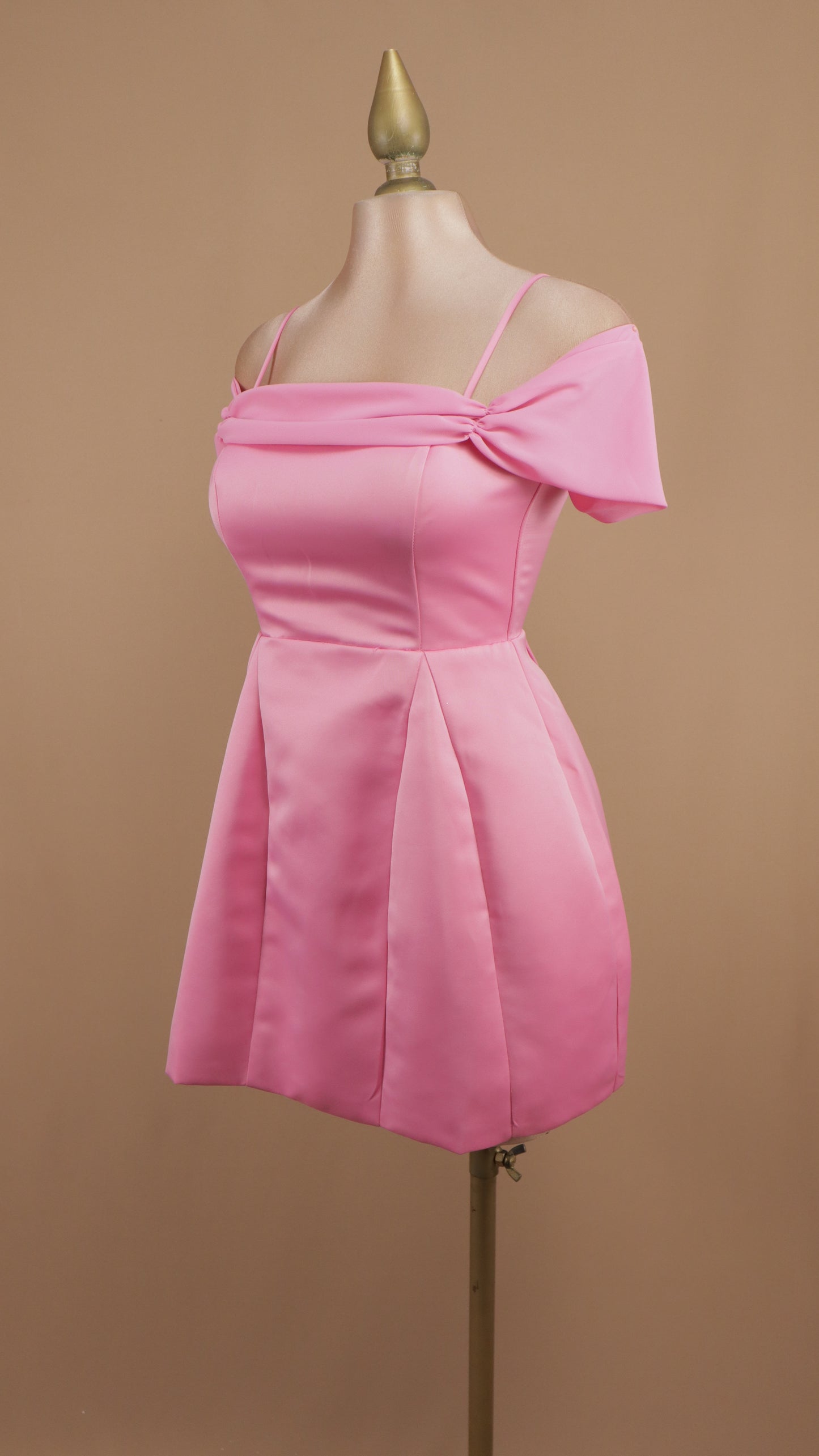 Vestido corto al hombro con falda en línea A