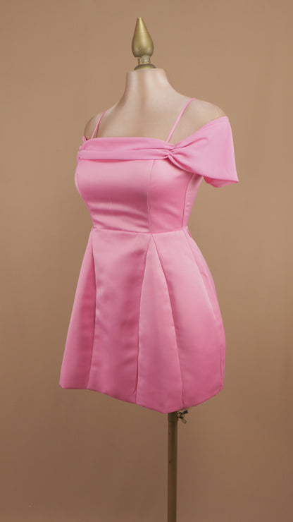 Vestido corto al hombro con falda en línea A