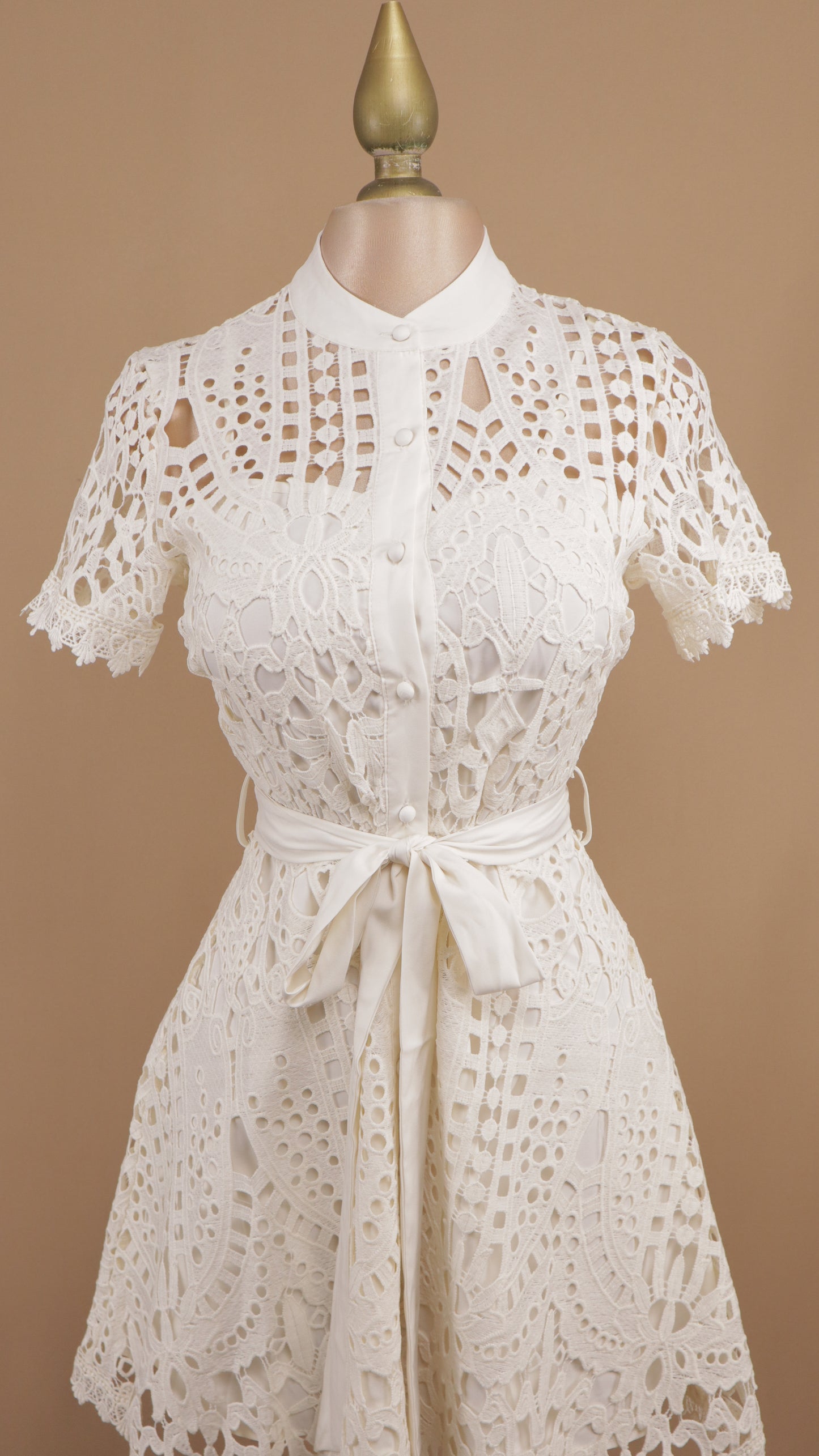 Vestido corto guipur línea A