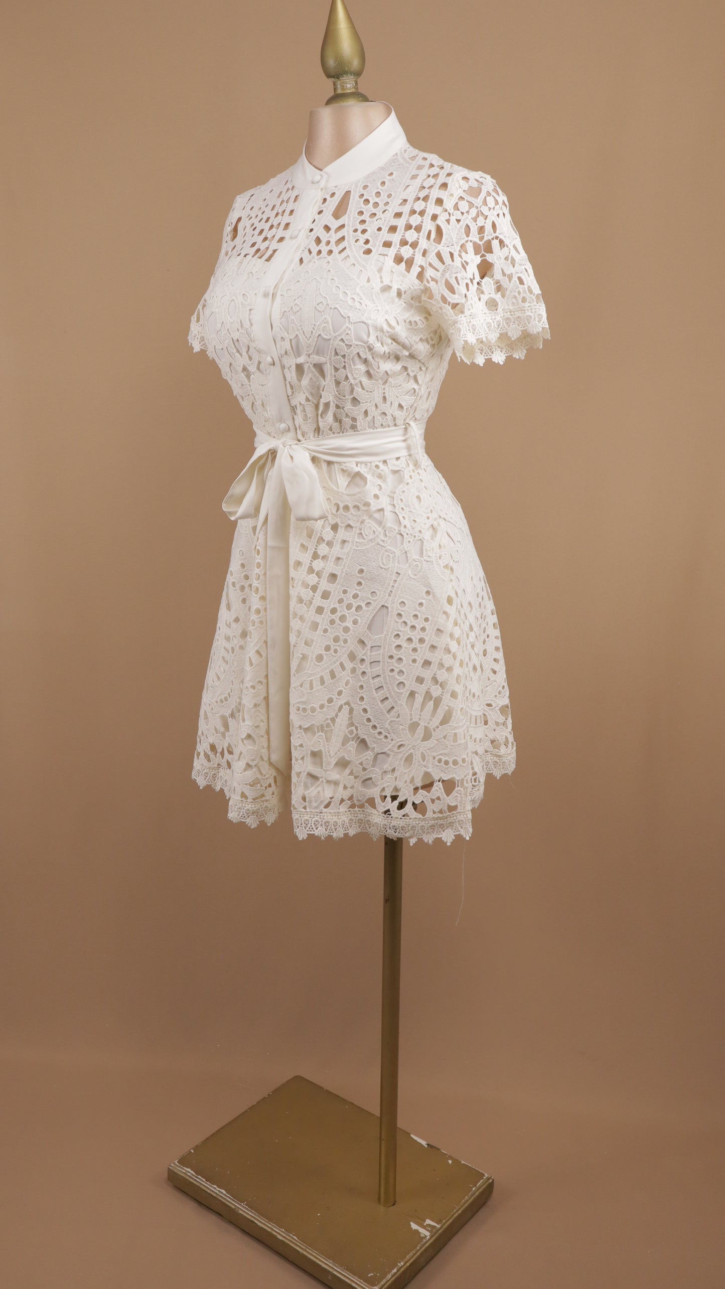 Vestido corto guipur línea A