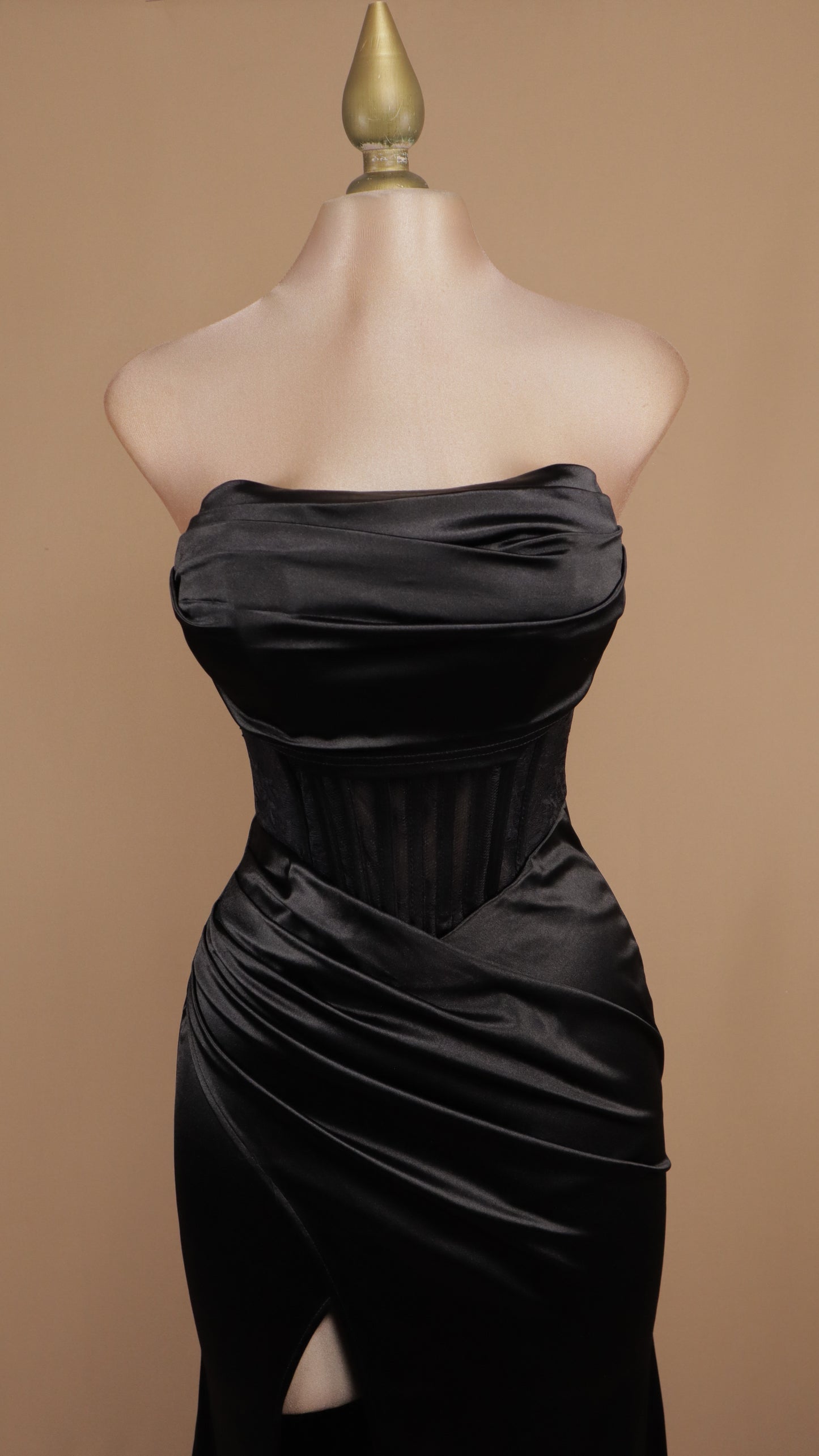 Vestido largo estraple con guantes de encaje