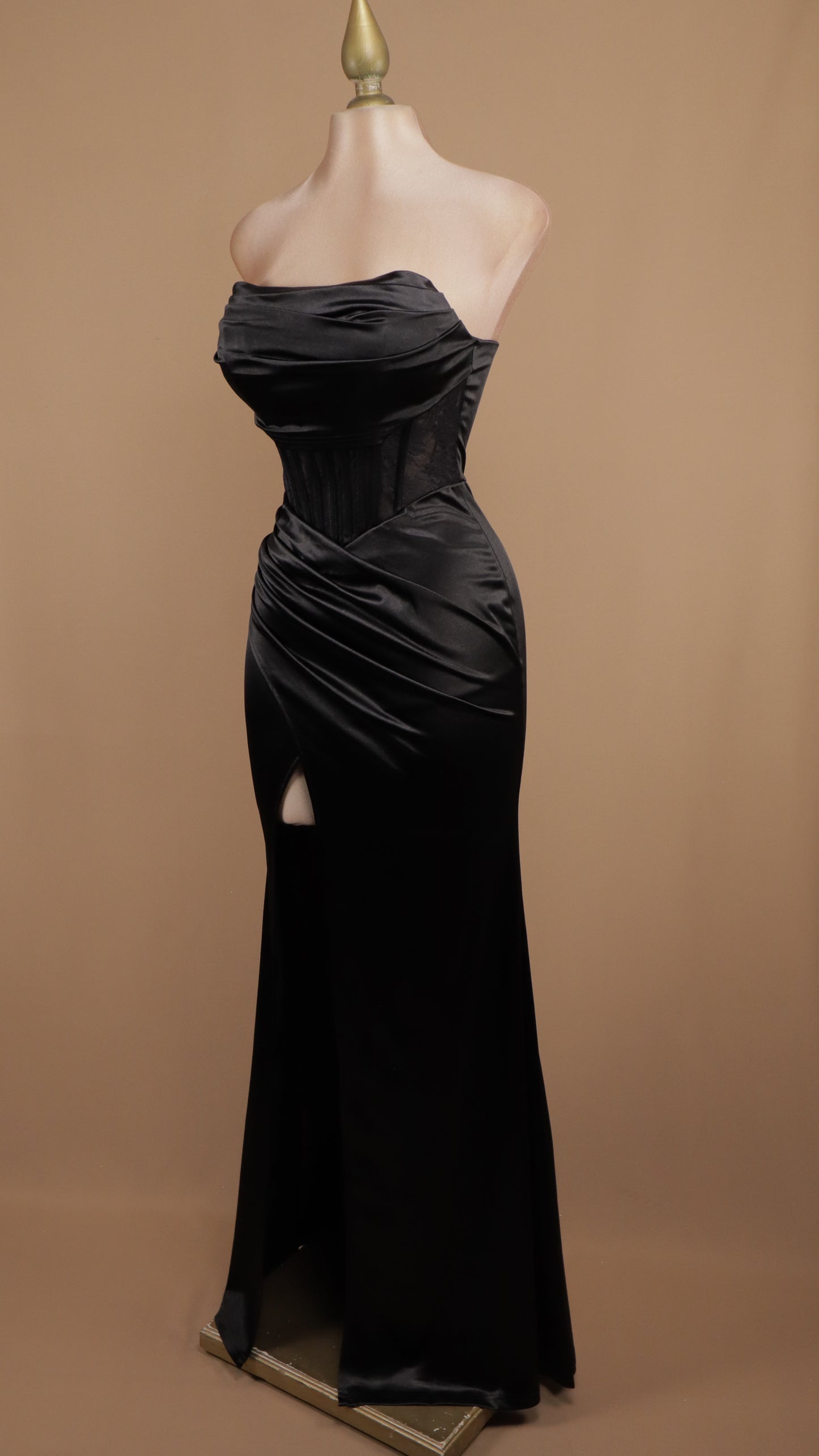 Vestido largo estraple con guantes de encaje