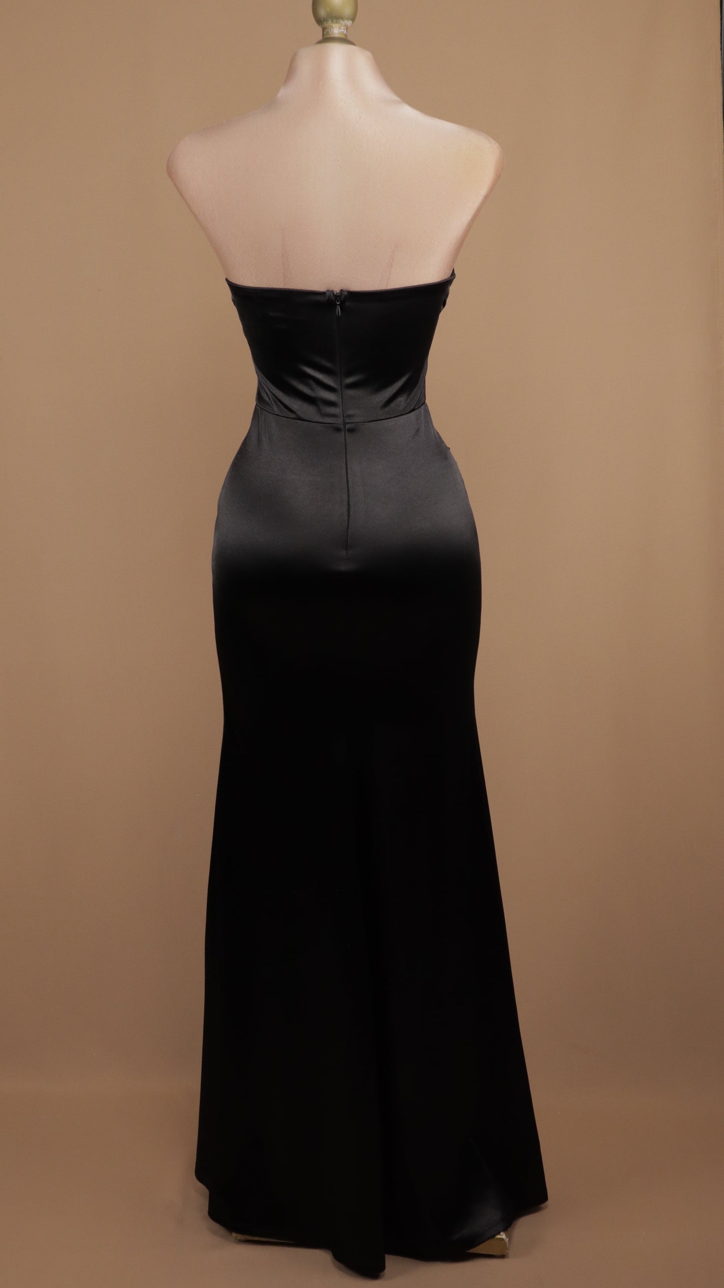 Vestido largo estraple con guantes de encaje