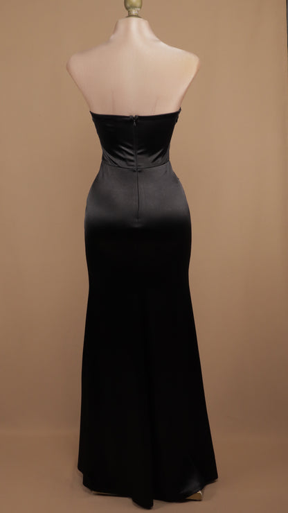 Vestido largo estraple con guantes de encaje
