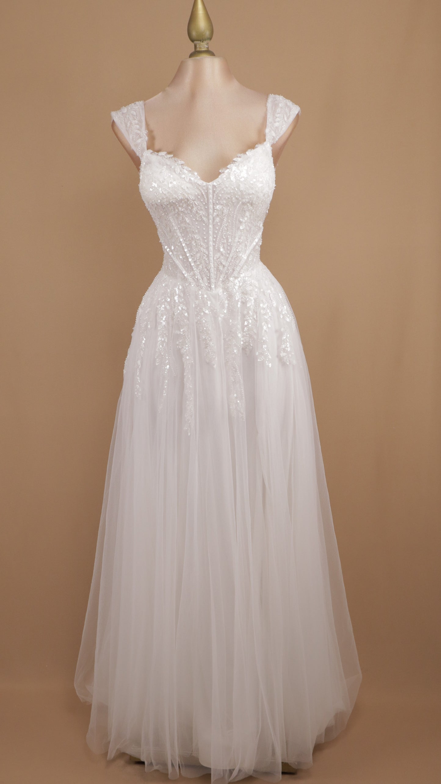 Vestido largo de novia en línea A con aplicación