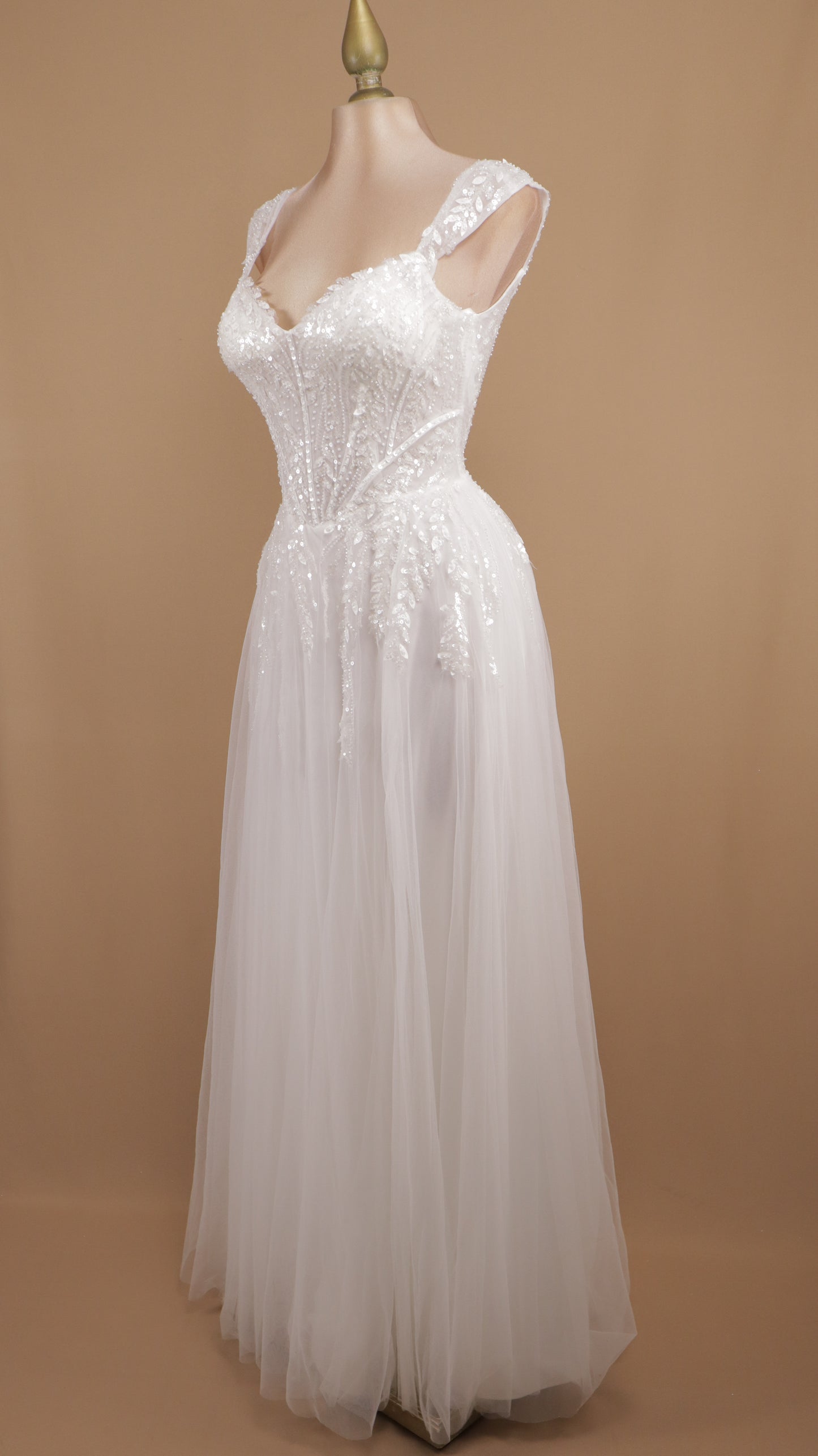 Vestido largo de novia en línea A con aplicación