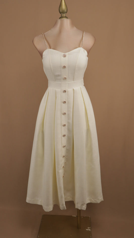 Vestido corte chanel con botones y cadena en tirante