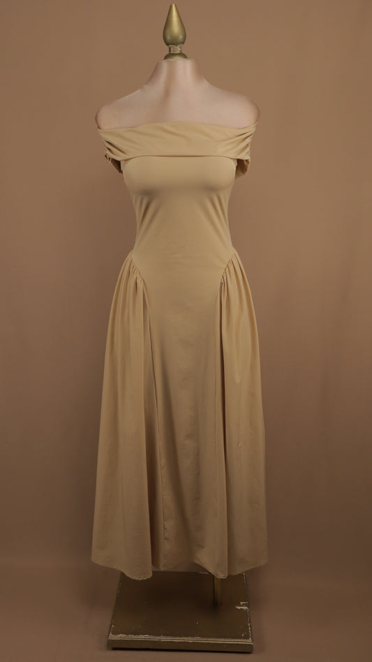 Vestido midi al hombro pomposo