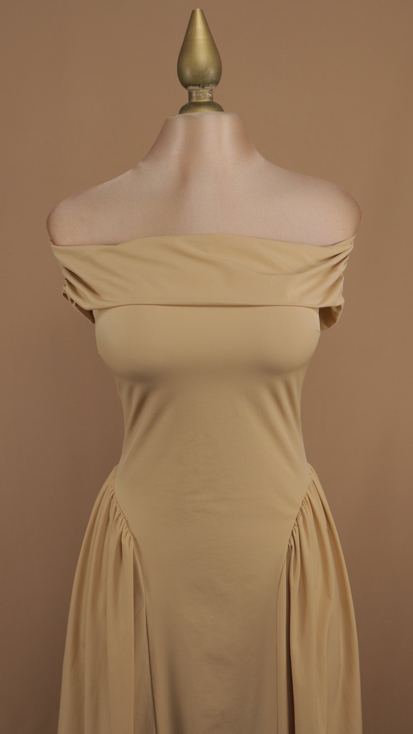 Vestido midi al hombro pomposo